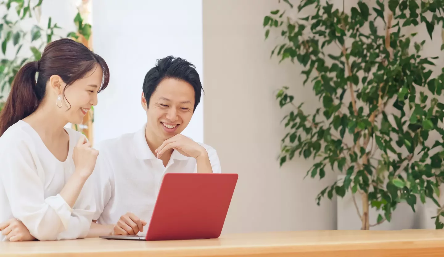 two people on laptop